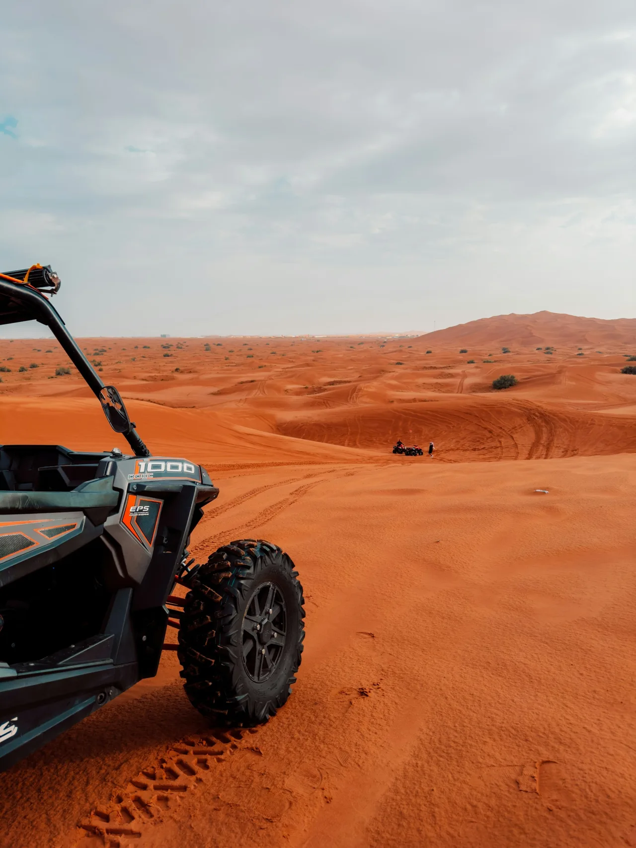 Buggy junto a dunas anaranjadas en Dubái; foto ilustrativa de otro lugar.