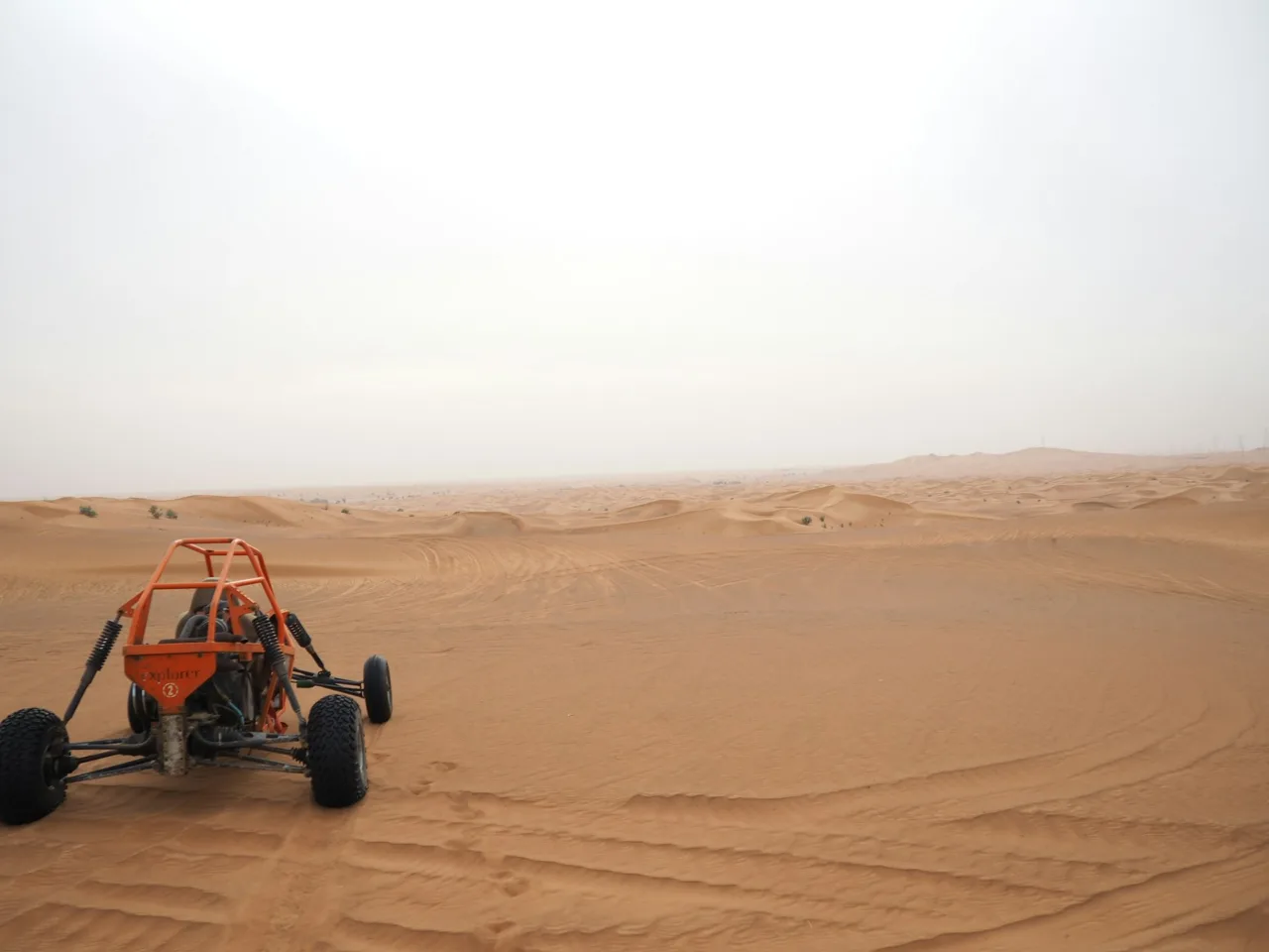 Buggy rojo y negro en un paisaje de arena; foto ilustrativa, no de nuestro operador.