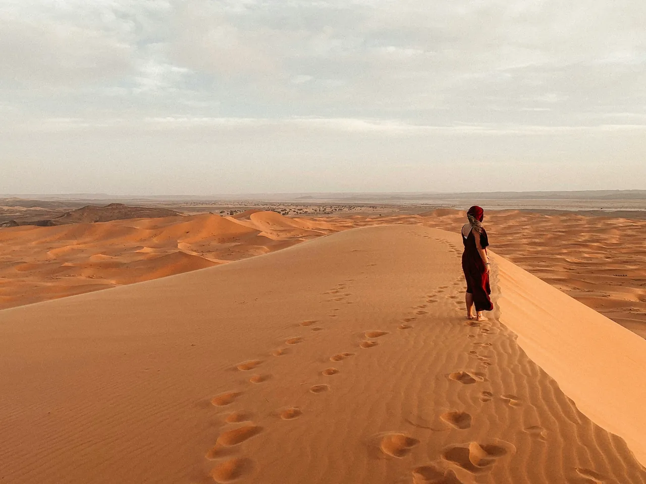 Dunas del desierto del Sahara al atardecer cerca de Merzouga